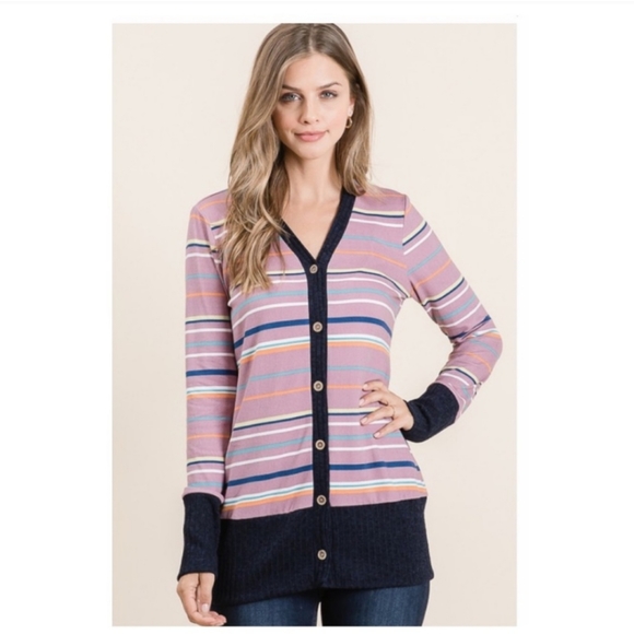 V-neck long sleeves top front button placket. - Picture 5 of 6